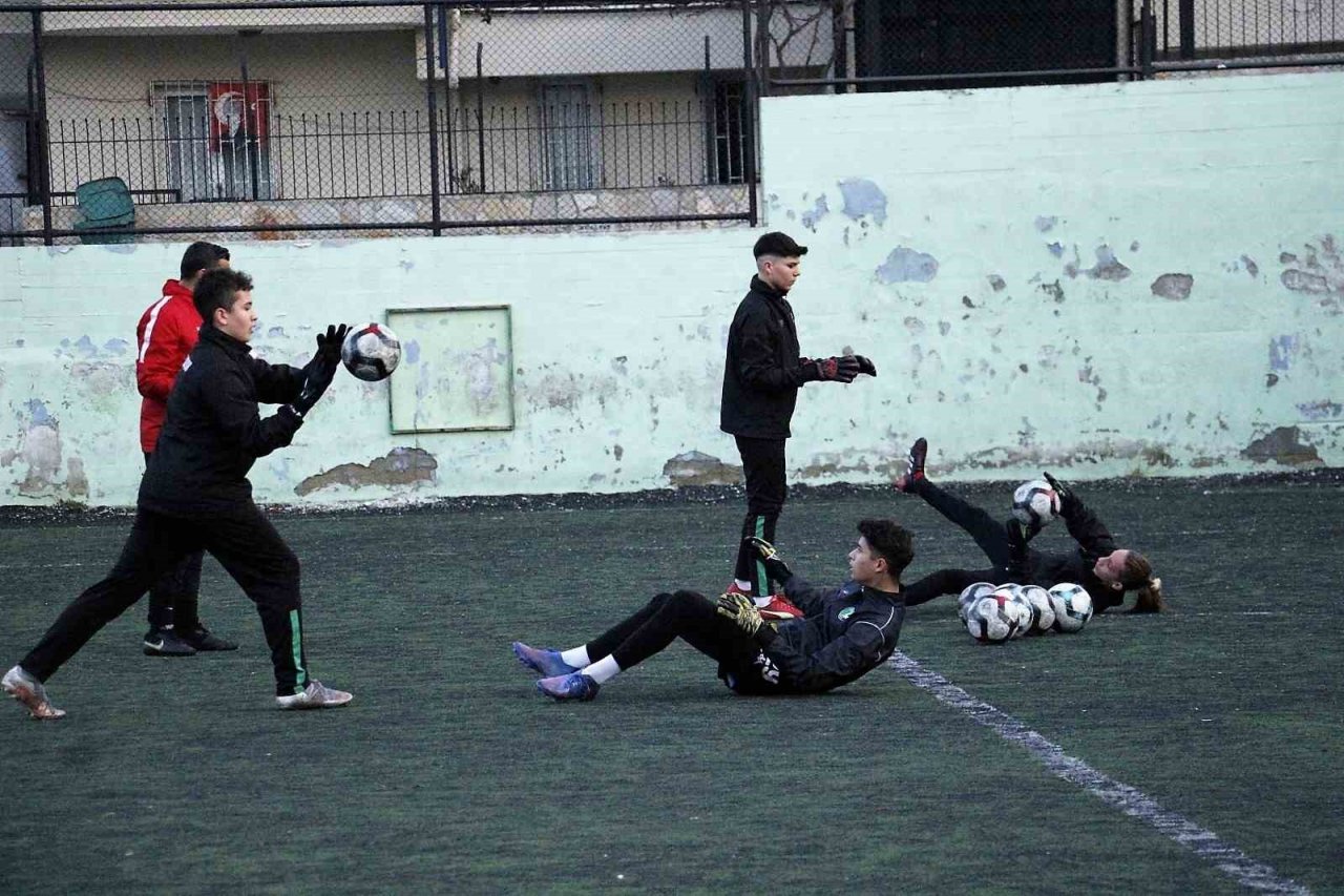 Genç horozların hedefi zirve