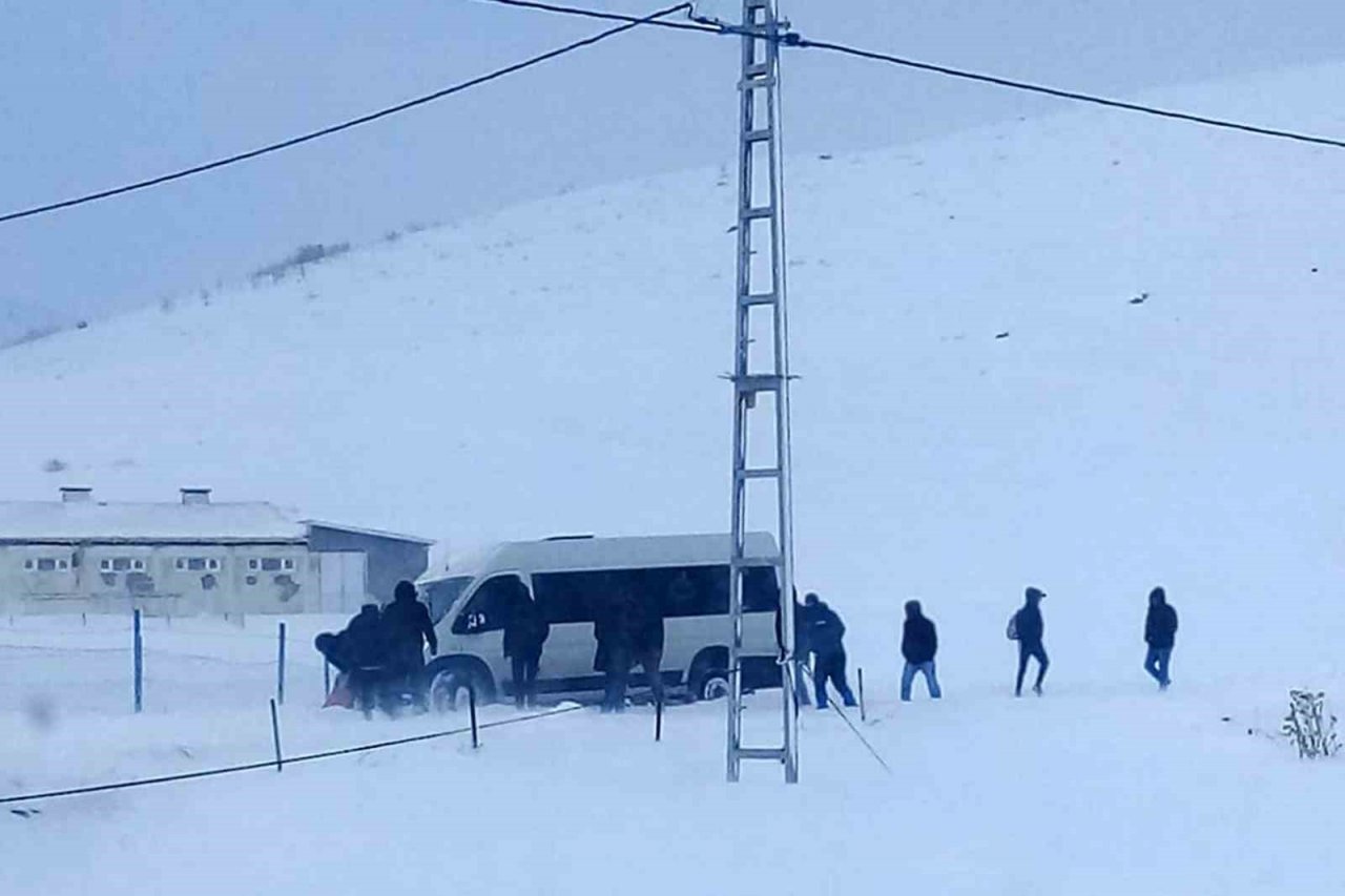 Tipi nedeniyle yolda mahsur kalan öğrenciler kurtarıldı