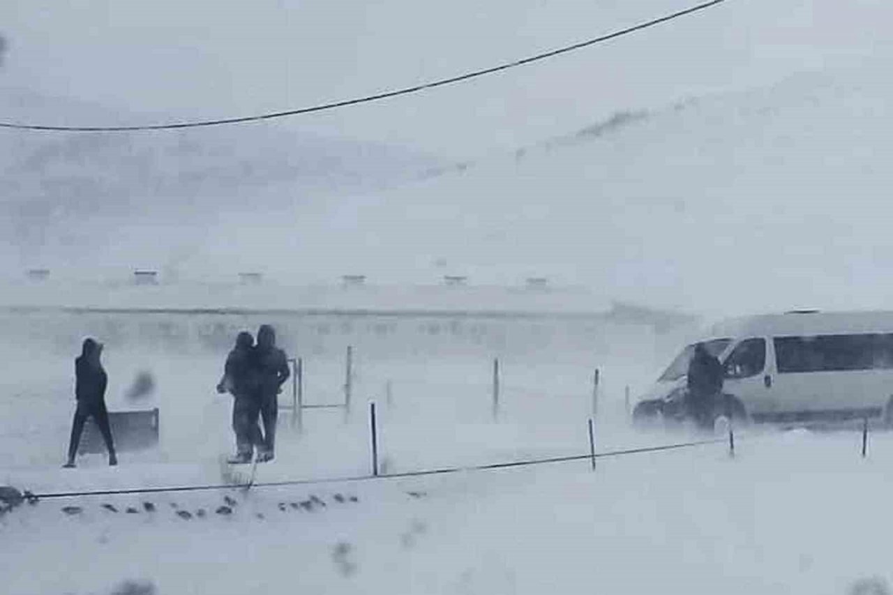 Tipi nedeniyle yolda mahsur kalan öğrenciler kurtarıldı