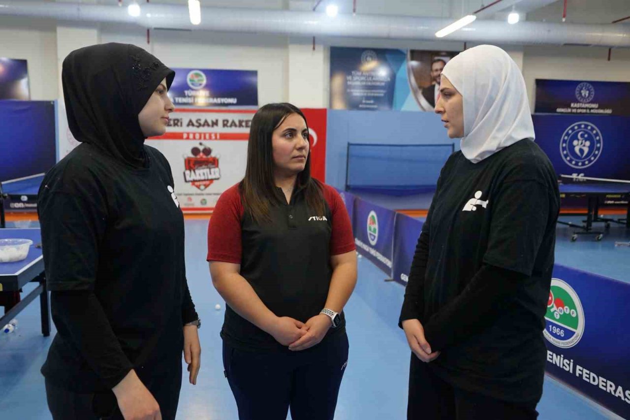 Depremden kurtulan milli sporcu kardeşlerin ilk işi masa tenisi oynamak oldu