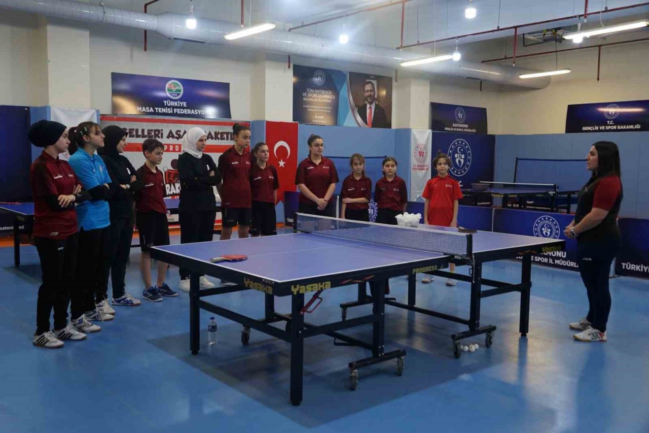 Depremden kurtulan milli sporcu kardeşlerin ilk işi masa tenisi oynamak oldu