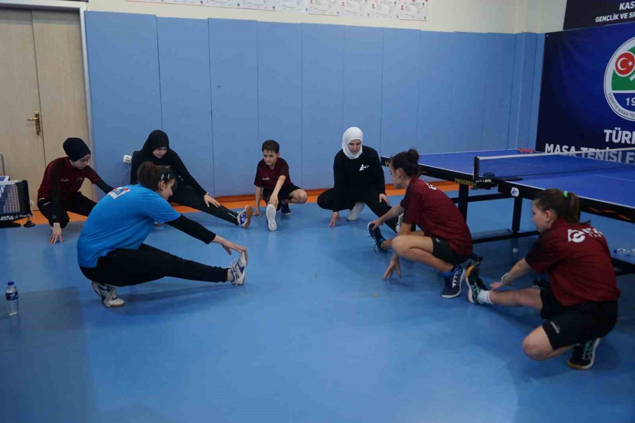 Depremden kurtulan milli sporcu kardeşlerin ilk işi masa tenisi oynamak oldu