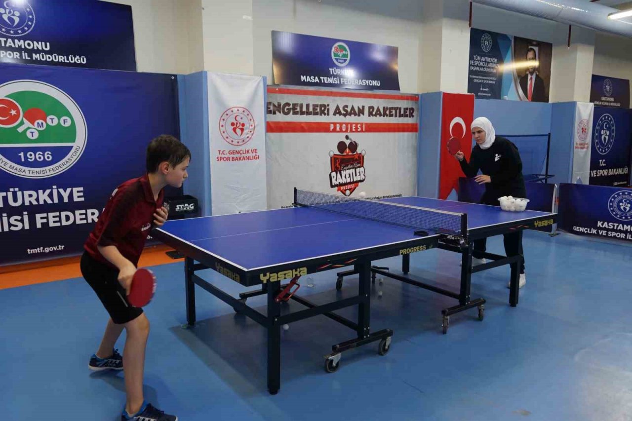 Depremden kurtulan milli sporcu kardeşlerin ilk işi masa tenisi oynamak oldu