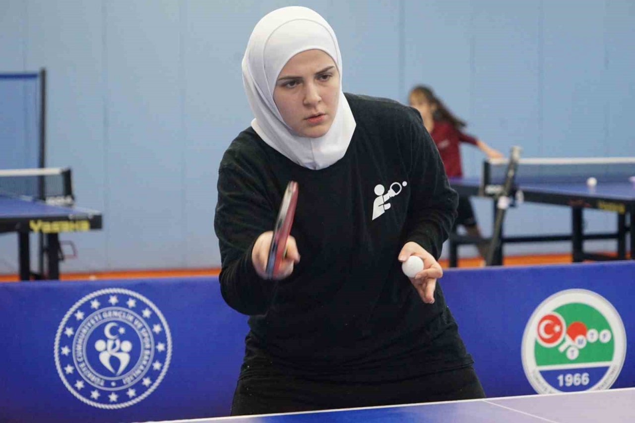 Depremden kurtulan milli sporcu kardeşlerin ilk işi masa tenisi oynamak oldu