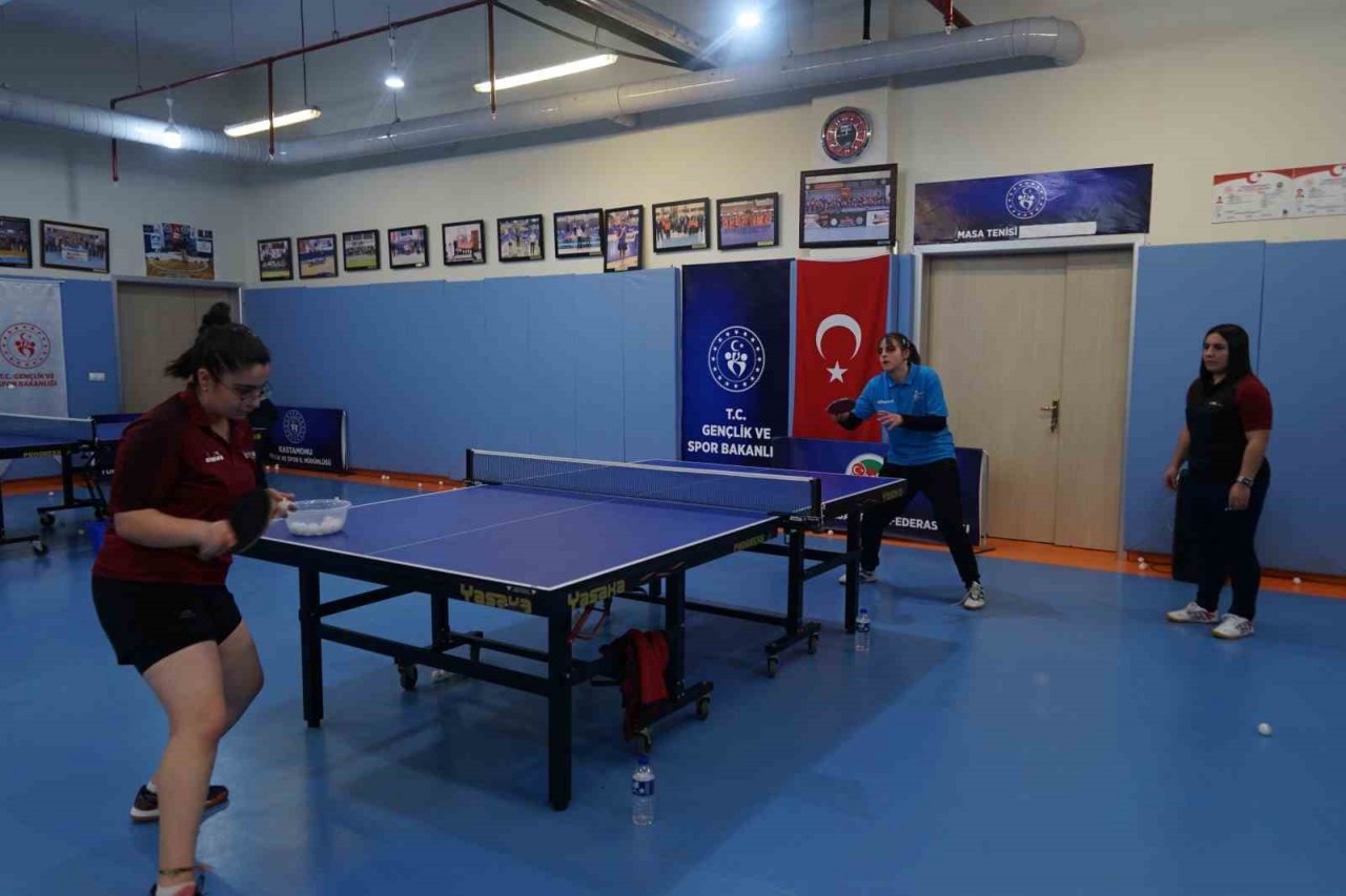 Depremden kurtulan milli sporcu kardeşlerin ilk işi masa tenisi oynamak oldu