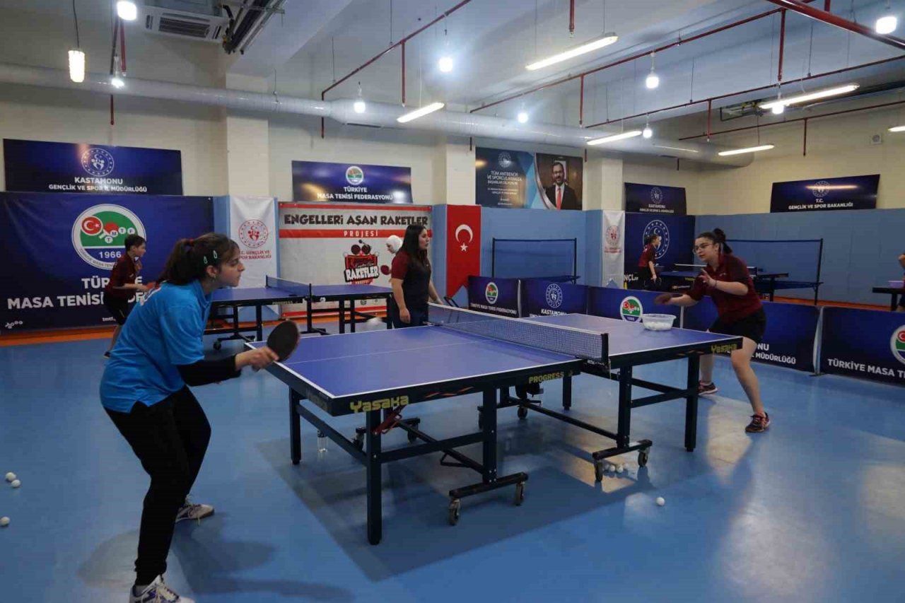 Depremden kurtulan milli sporcu kardeşlerin ilk işi masa tenisi oynamak oldu