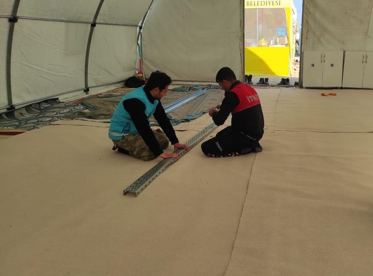 Yalova Belediyesi ekiplerinden çadır kurulumlarına destek