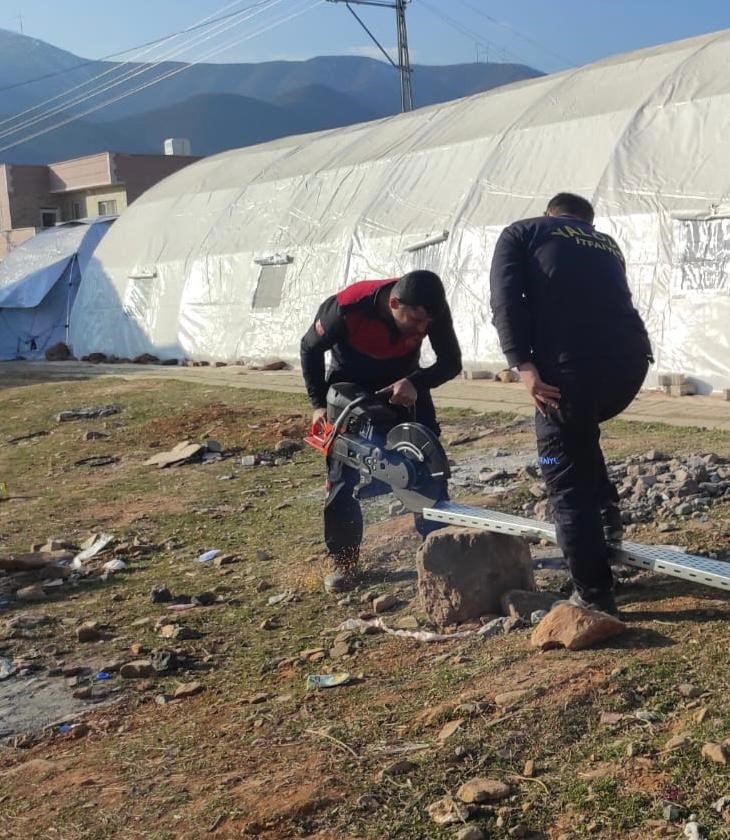 Yalova Belediyesi ekiplerinden çadır kurulumlarına destek