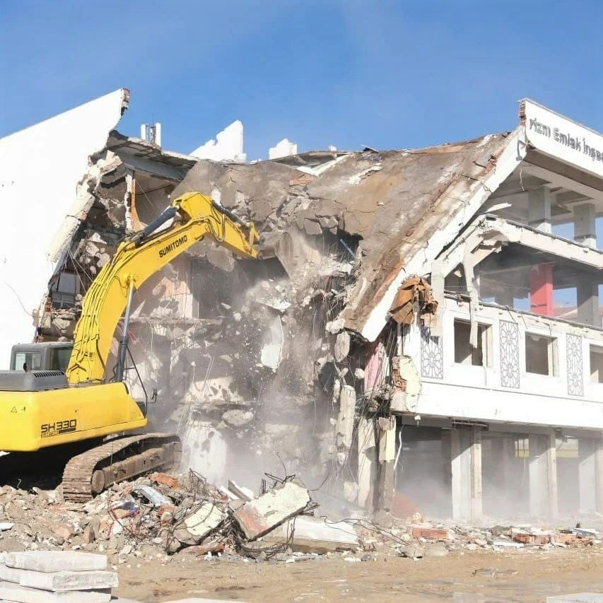 Sorgun’da riskli yapıların yıkımı sürüyor