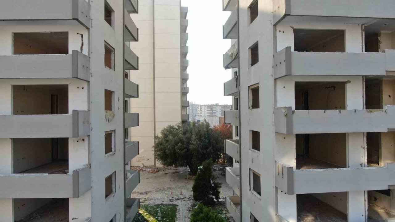 İzmir’de depremde ağır hasar alan binaların yıkımı tamamlandı