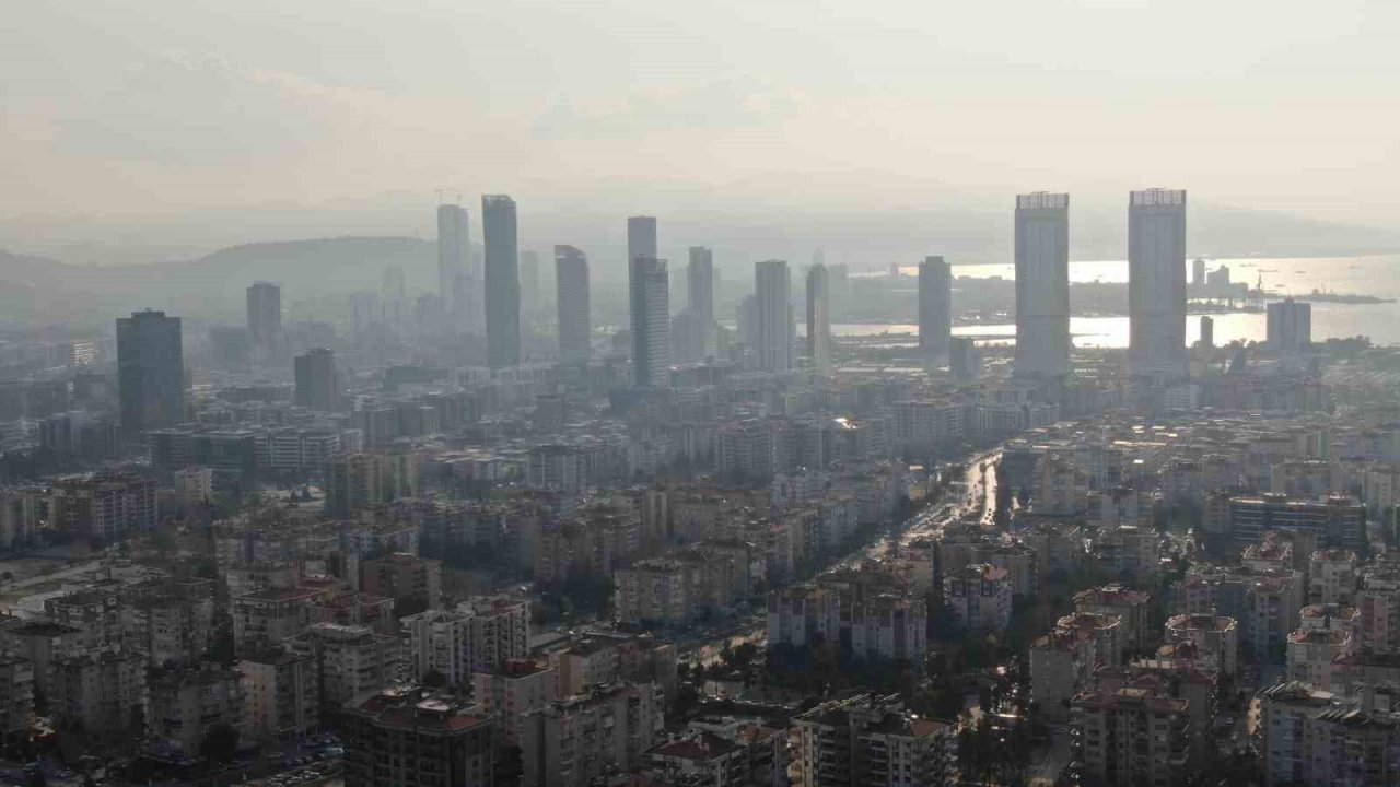 İzmir’de depremde ağır hasar alan binaların yıkımı tamamlandı