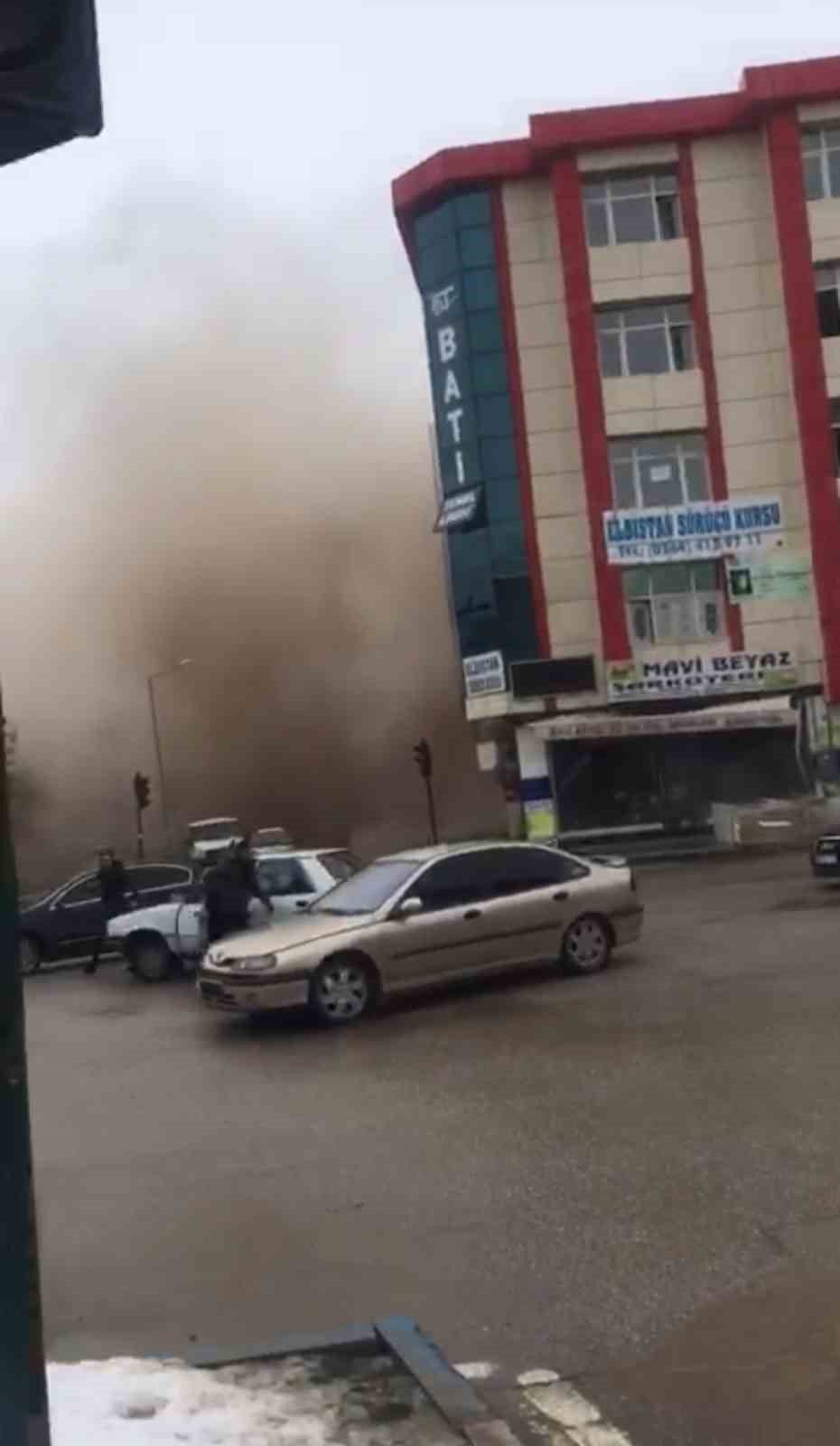 7.6 büyüklüğünde depremin yaşandığı Elbistan’dan yeni görüntüler: Kısa sürede ortalığı toz bulutu kapladı