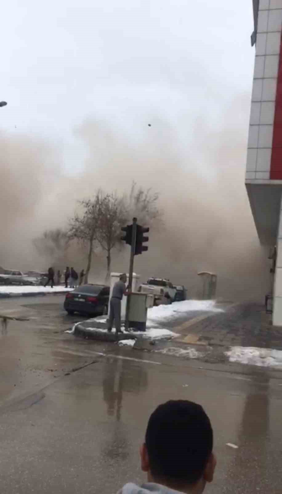 7.6 büyüklüğünde depremin yaşandığı Elbistan’dan yeni görüntüler: Kısa sürede ortalığı toz bulutu kapladı