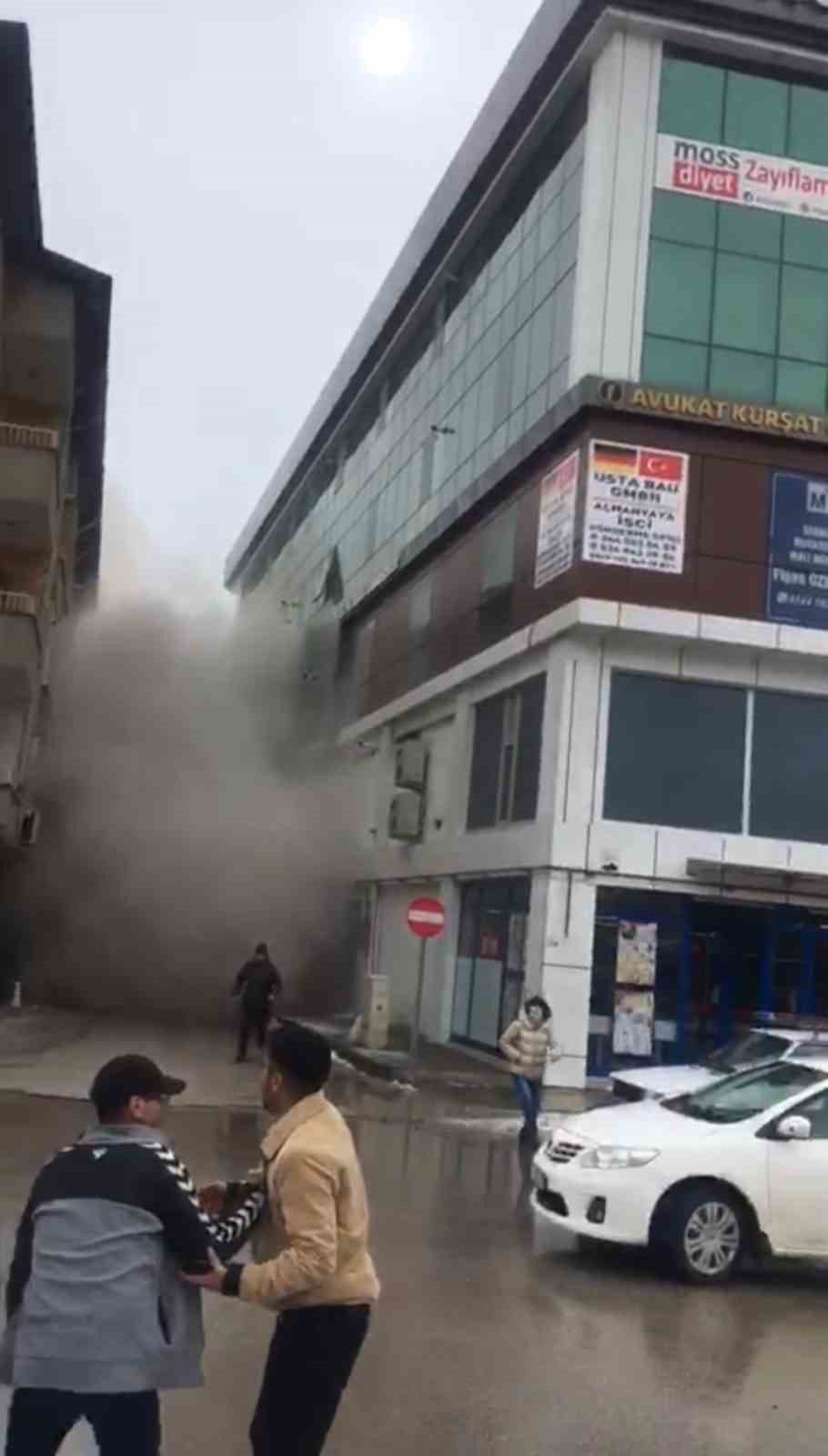 7.6 büyüklüğünde depremin yaşandığı Elbistan’dan yeni görüntüler: Kısa sürede ortalığı toz bulutu kapladı