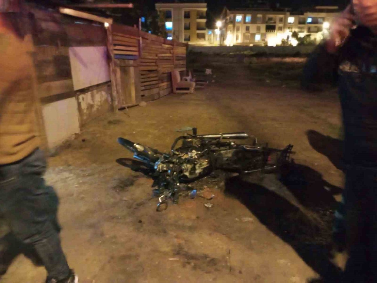 Babasına kızıp motosikletini ateşe verdi