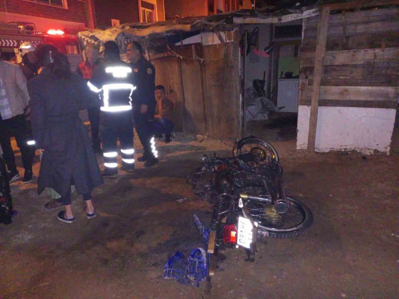 Babasına kızıp motosikletini ateşe verdi