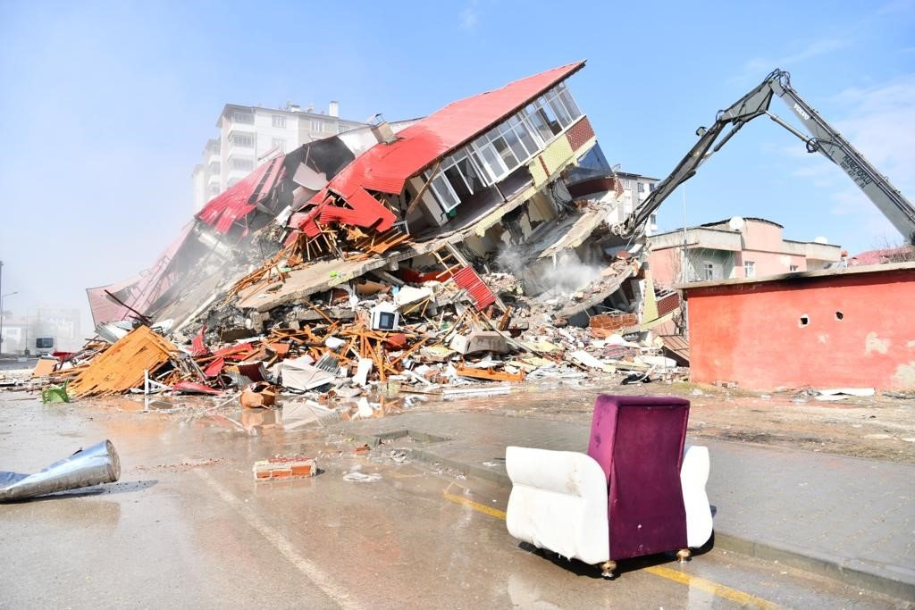 Trabzon Büyükşehir Belediyesi Elbistan’da yaraları sarmak için çalışma yürütüyor
