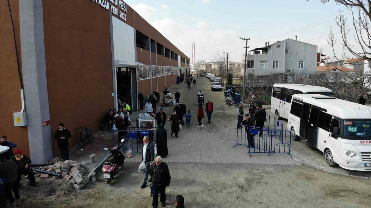 Lapseki’de kapalı pazaryeri açıldı