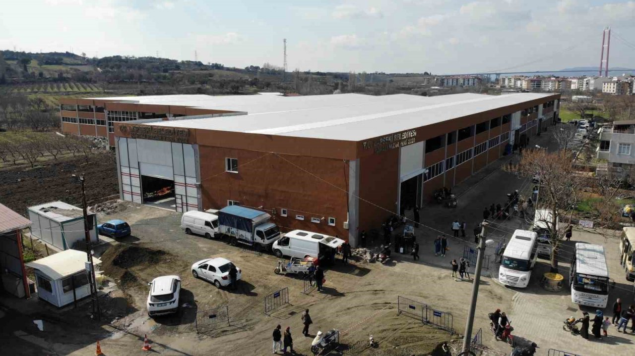 Lapseki’de kapalı pazaryeri açıldı