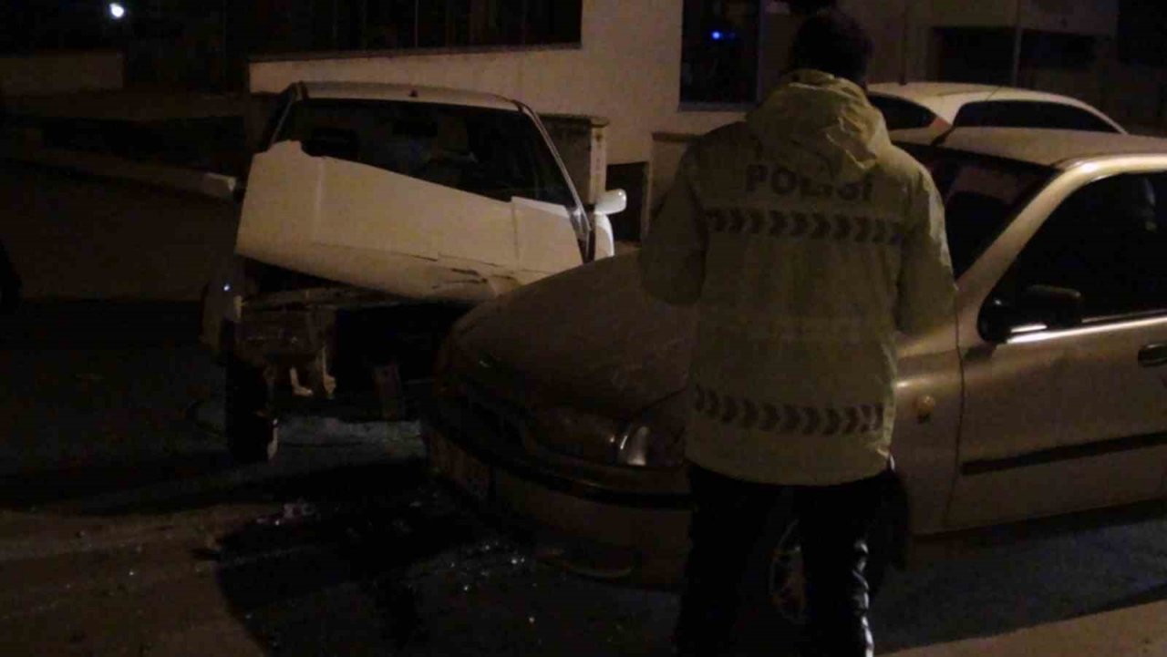 İki otomobil çarpıştı: 1 yaralı