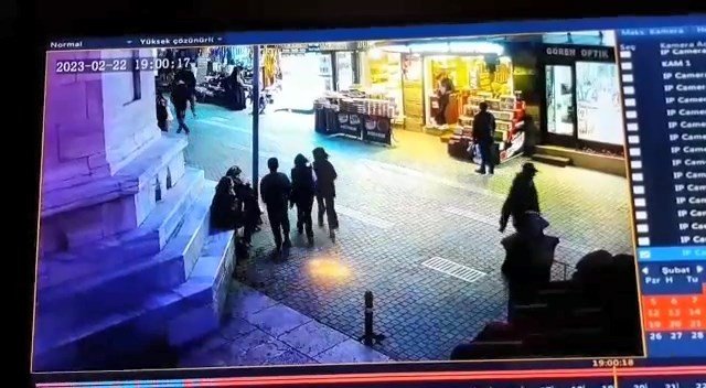 Tarihi Ulucami’de namaz kılar gibi yapıp telefonu böyle çaldı