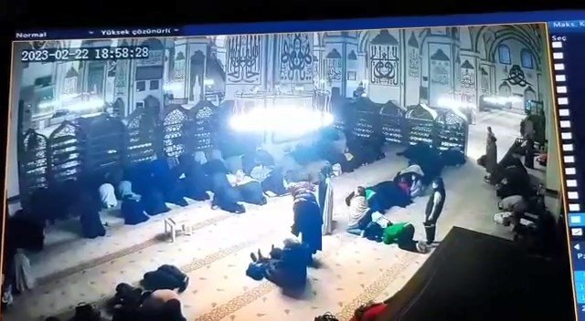 Tarihi Ulucami’de namaz kılar gibi yapıp telefonu böyle çaldı
