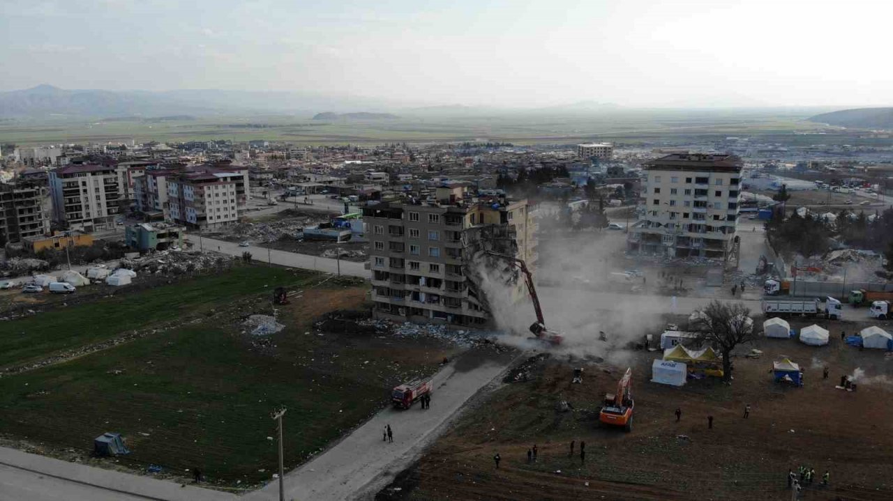 Nurdağı’nda ağır hasarlı binaların yıkımı sürüyor