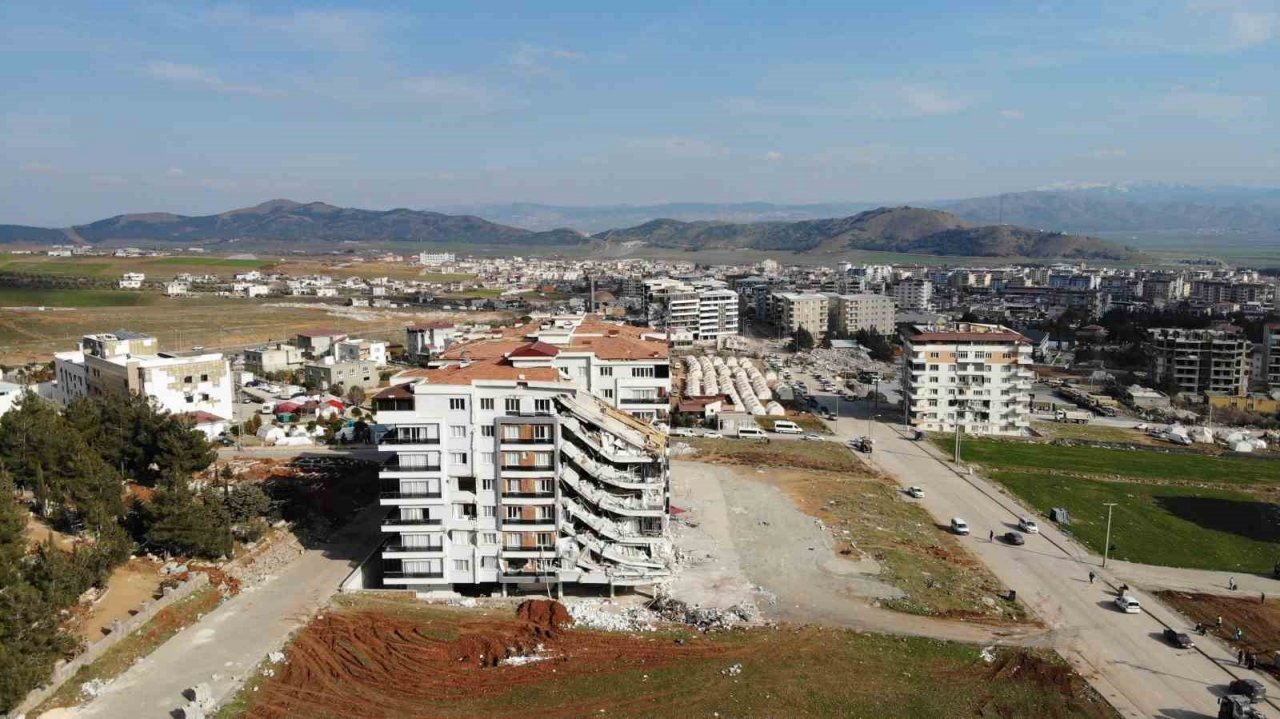 Nurdağı’nda ağır hasarlı binaların yıkımı sürüyor