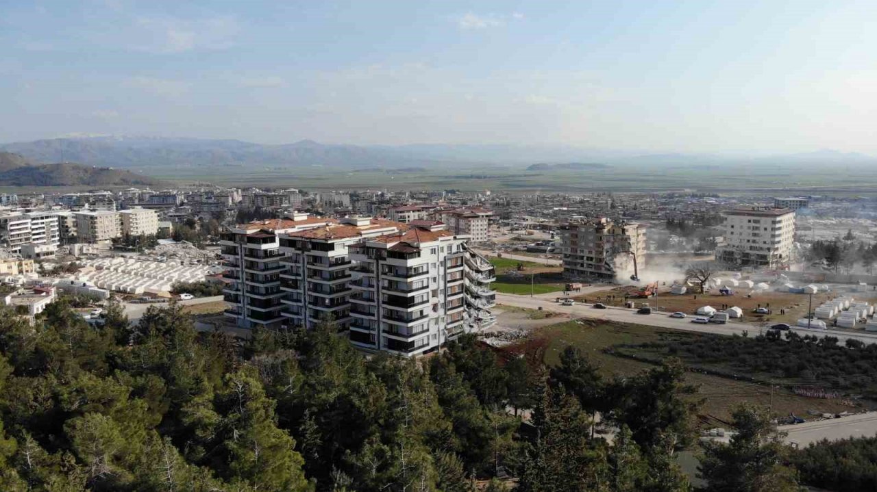 Nurdağı’nda ağır hasarlı binaların yıkımı sürüyor