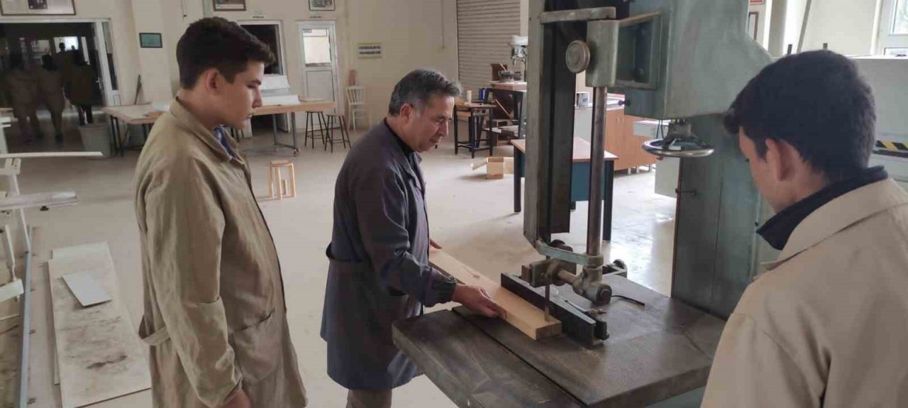 Muğla’da meslek liseleri depremzedeler için mobilya üretiyor