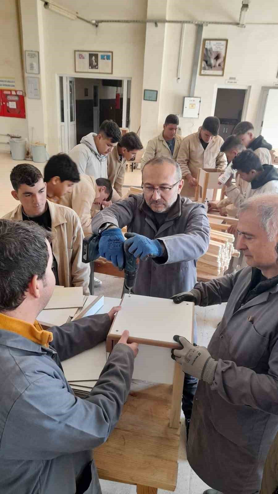 Muğla’da meslek liseleri depremzedeler için mobilya üretiyor