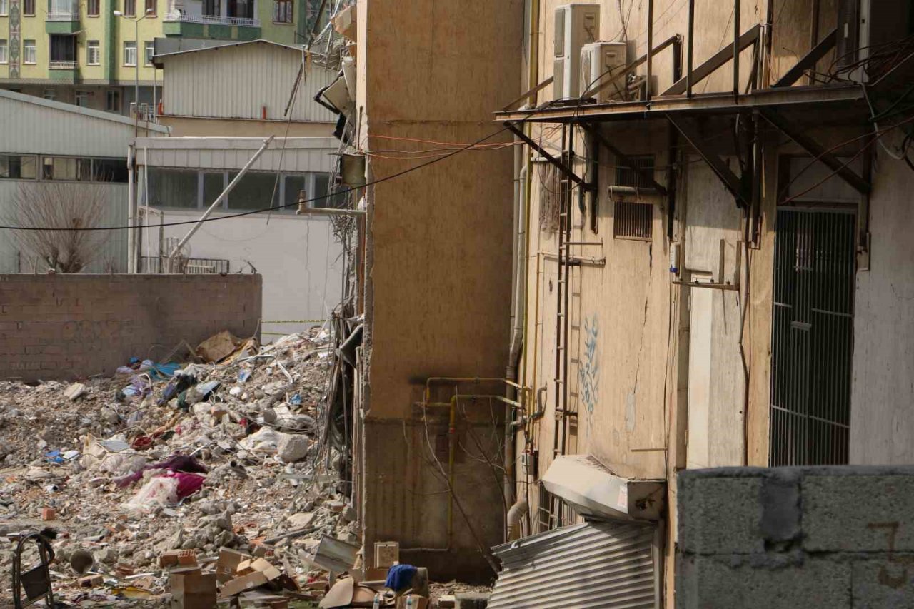 Diyarbakır’da vatandaş, binasındaki eşyanın tahliyesini istiyor