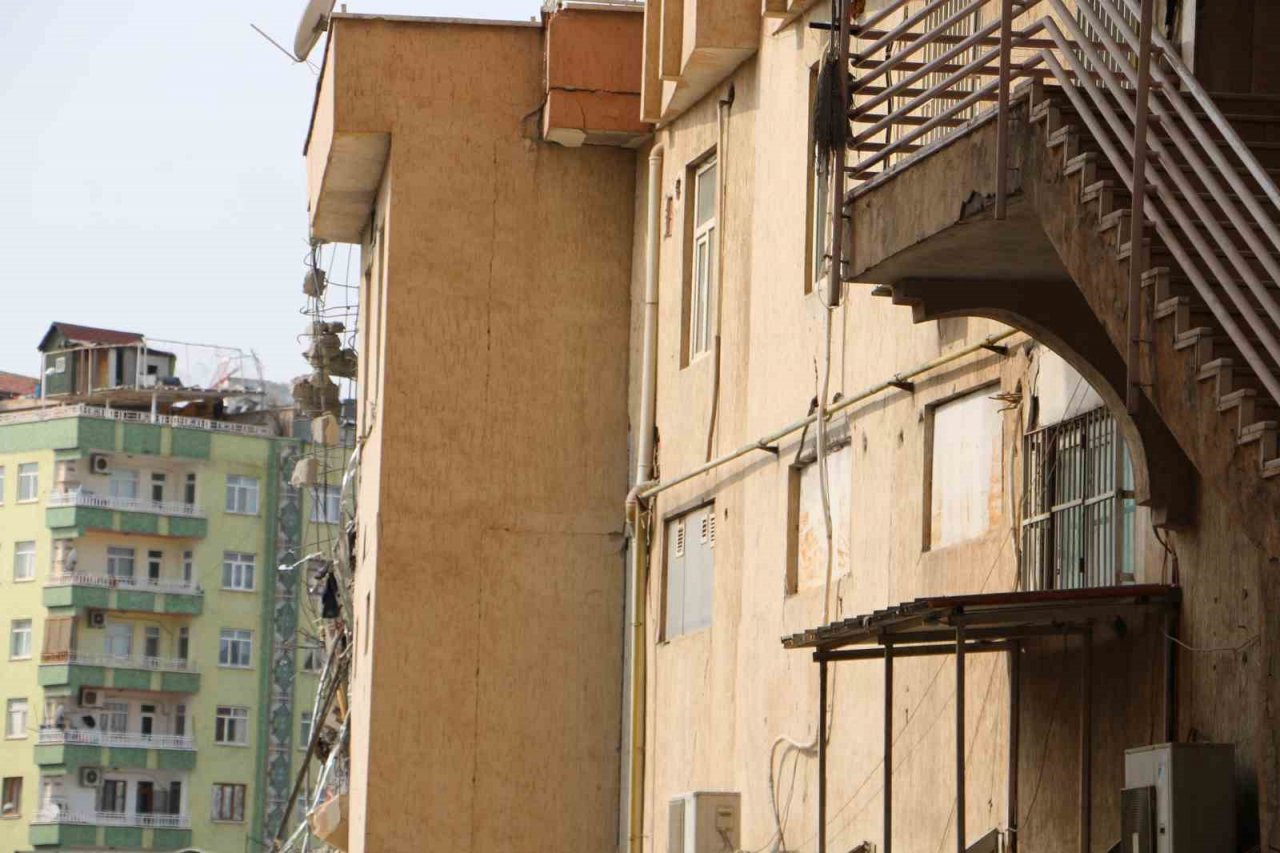 Diyarbakır’da vatandaş, binasındaki eşyanın tahliyesini istiyor