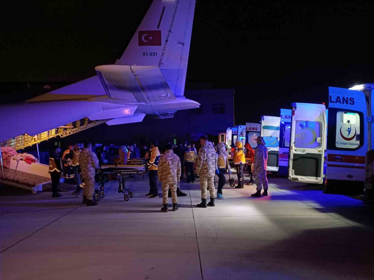 Adana’dan 6 yaralı depremzede daha İstanbul’a getirildi
