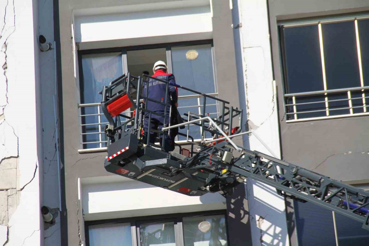 Malatya’da ağır hasarlı binada mahsur kalan kedi kurtarıldı