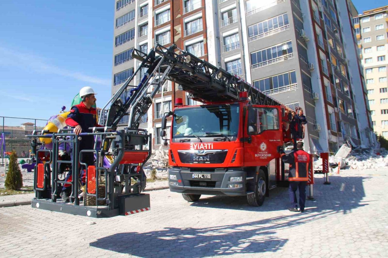 Malatya’da ağır hasarlı binada mahsur kalan kedi kurtarıldı
