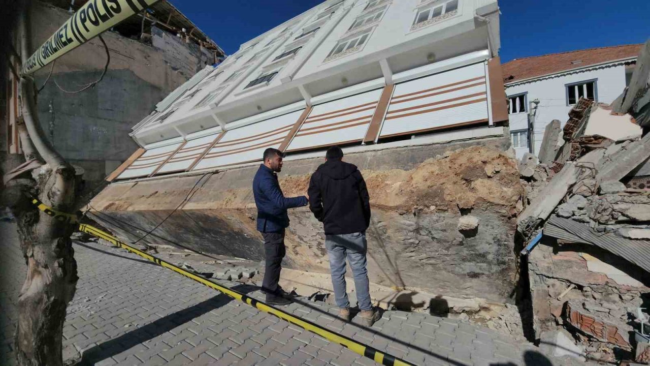 İbretlik binayı görenler fotoğraf çektirmeden geçmiyor
