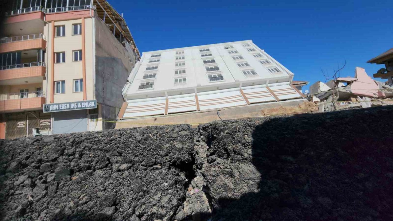 İbretlik binayı görenler fotoğraf çektirmeden geçmiyor