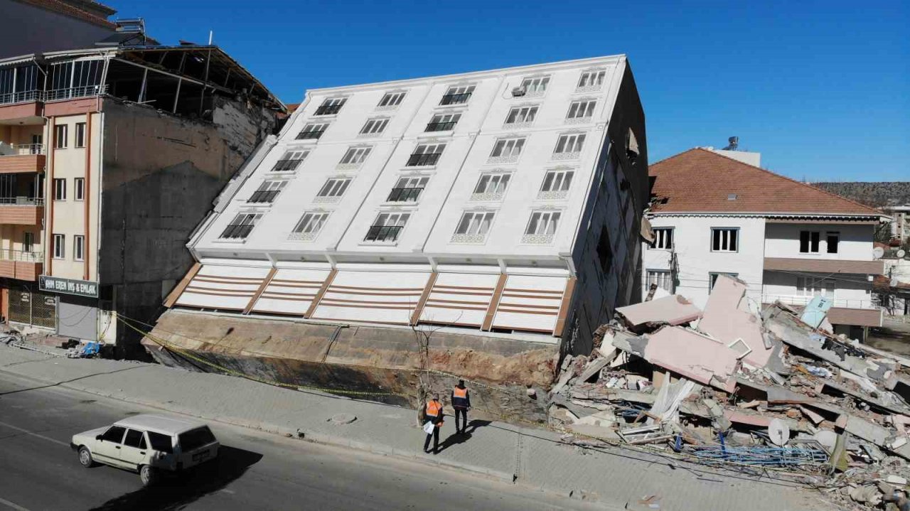 İbretlik binayı görenler fotoğraf çektirmeden geçmiyor