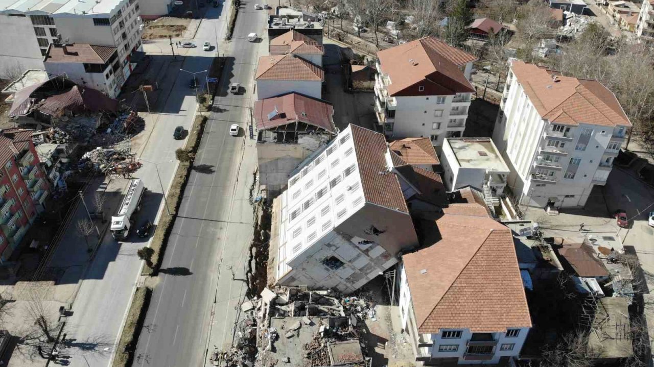 İbretlik binayı görenler fotoğraf çektirmeden geçmiyor