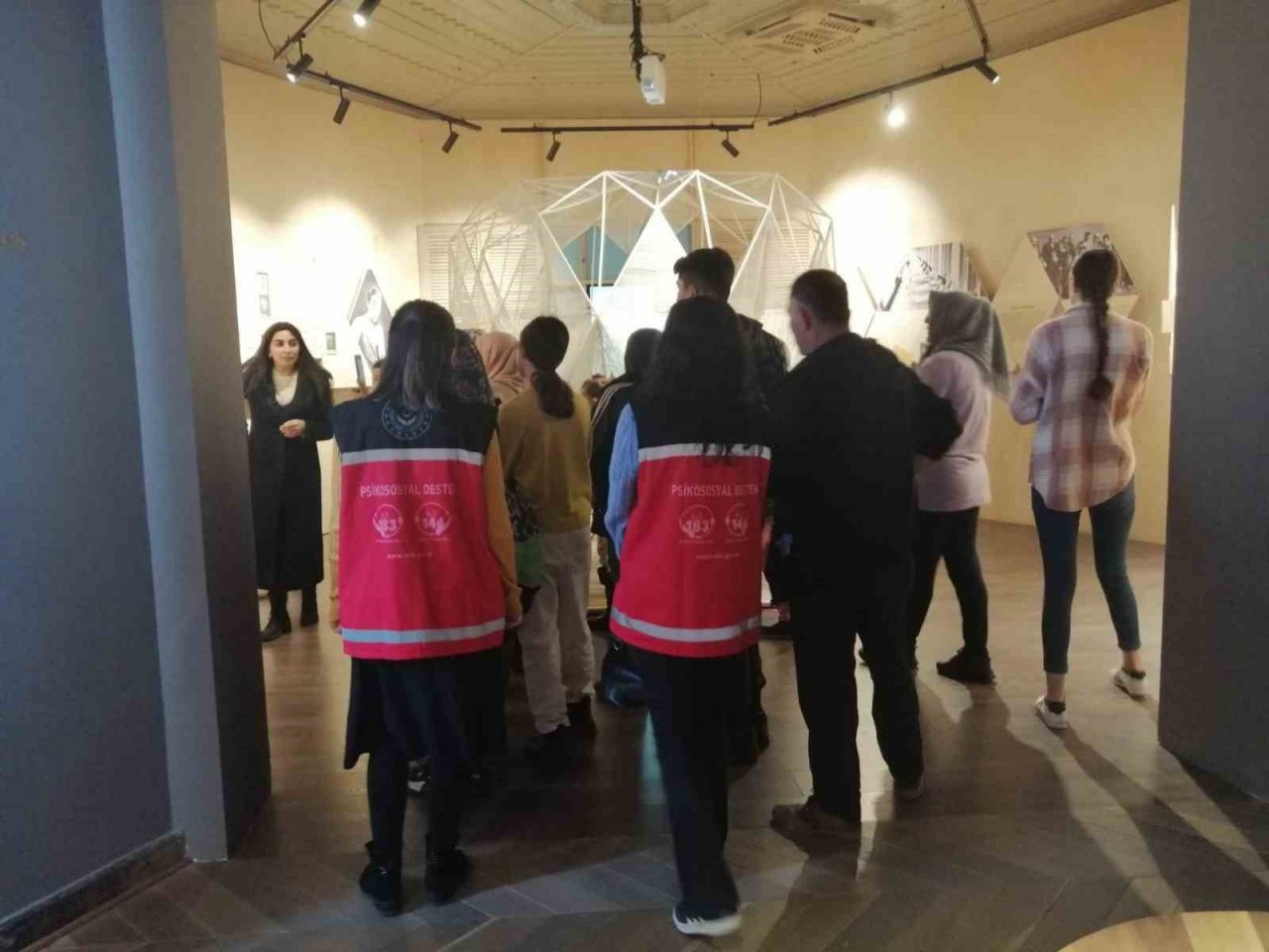 Depremzede vatandaşlar Adnan Menderes Demokrasi Müzesi’ni gezdi