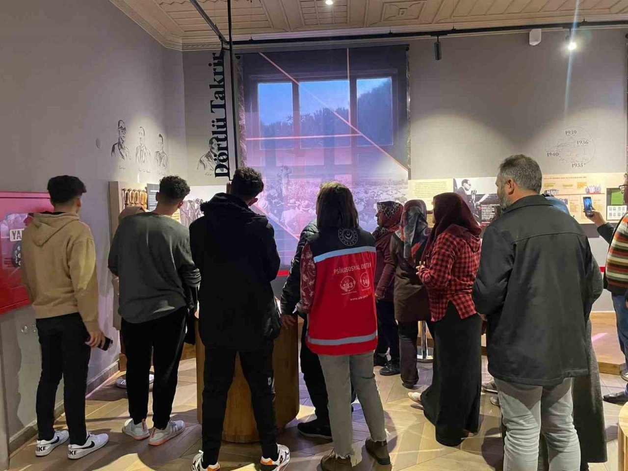 Depremzede vatandaşlar Adnan Menderes Demokrasi Müzesi’ni gezdi