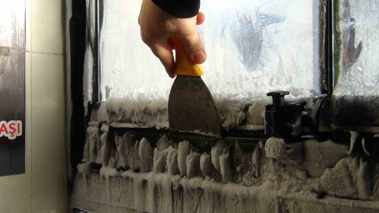 Kars eksi 22’yi gördü, her taraf buz tuttu