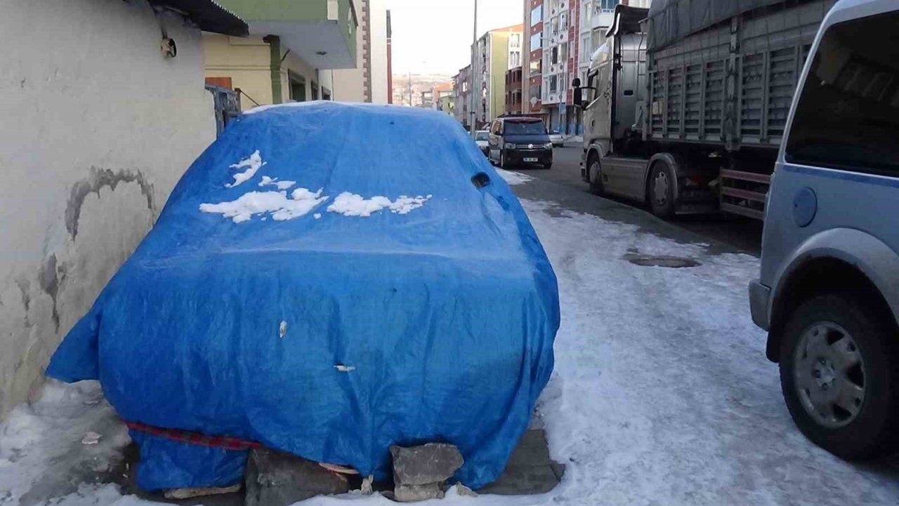 Kars eksi 22’yi gördü, her taraf buz tuttu