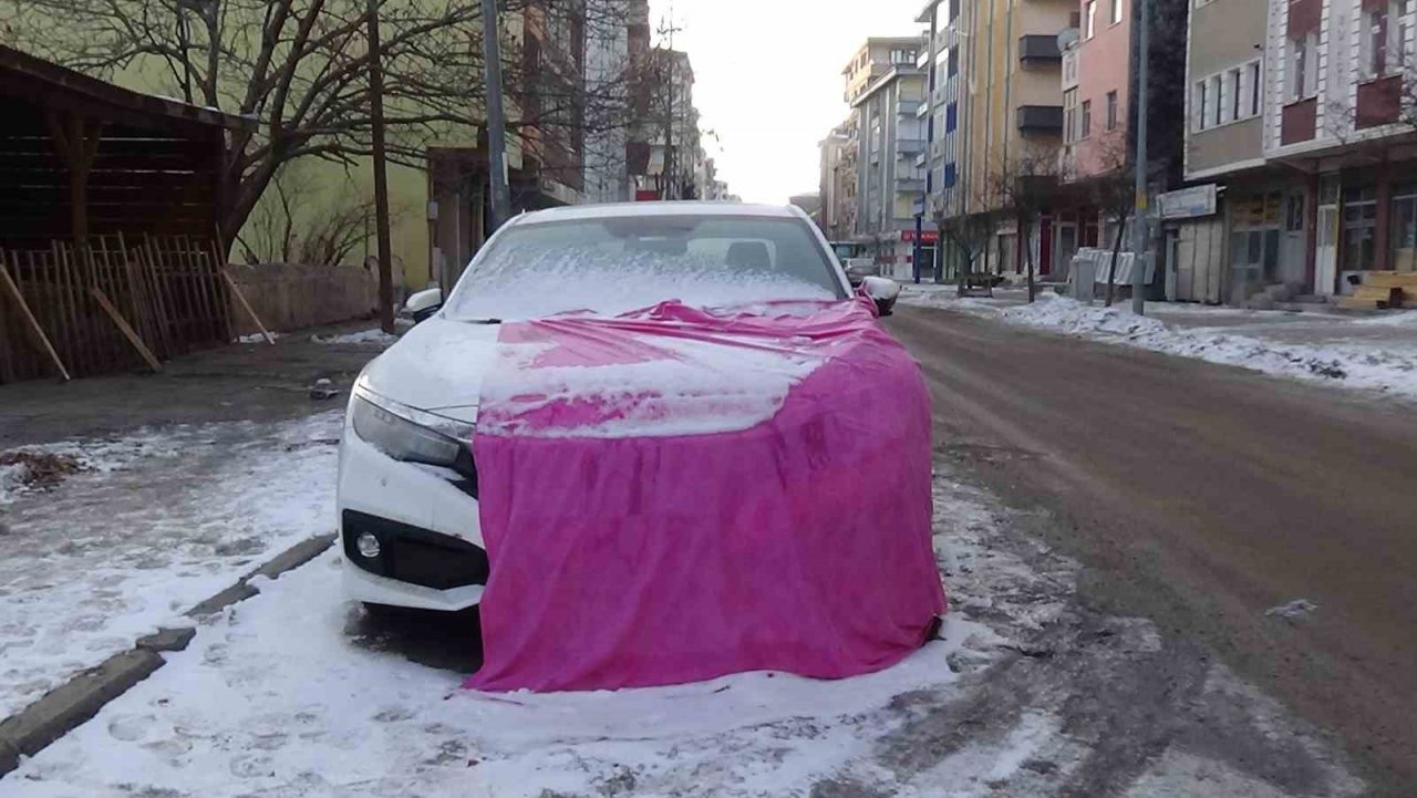 Kars eksi 22’yi gördü, her taraf buz tuttu