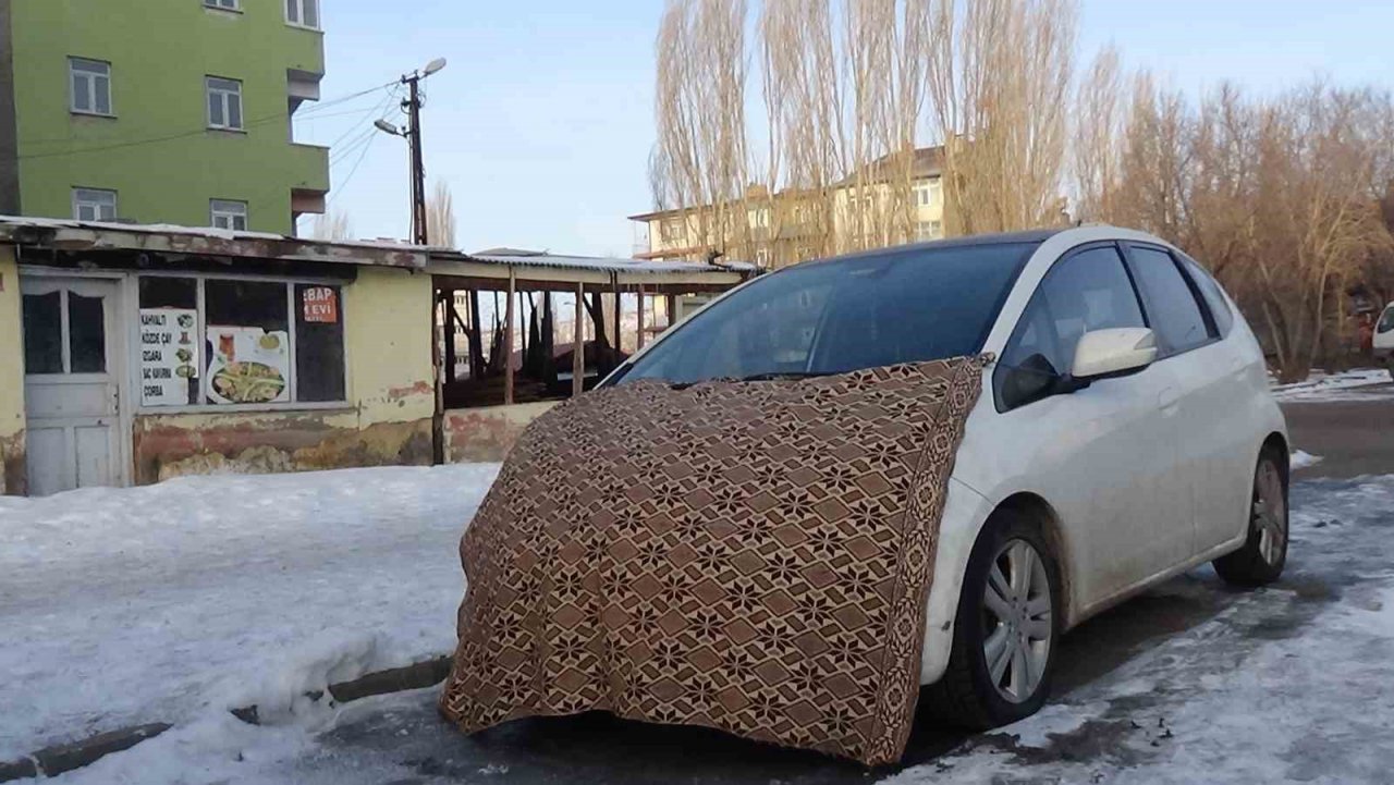 Kars eksi 22’yi gördü, her taraf buz tuttu