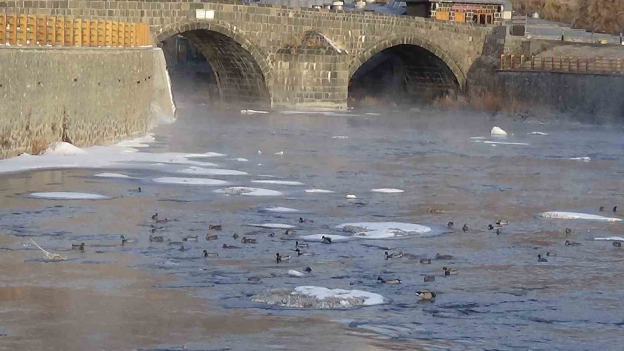Kars eksi 22’yi gördü, her taraf buz tuttu