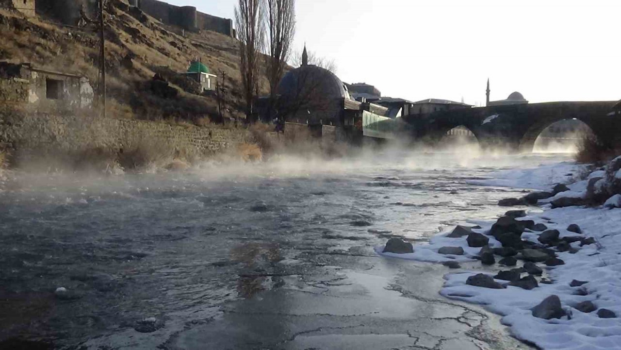 Kars eksi 22’yi gördü, her taraf buz tuttu