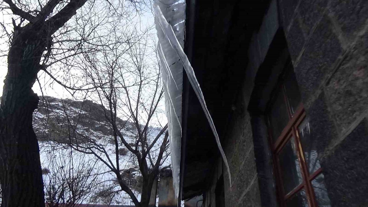 Kars eksi 22’yi gördü, her taraf buz tuttu