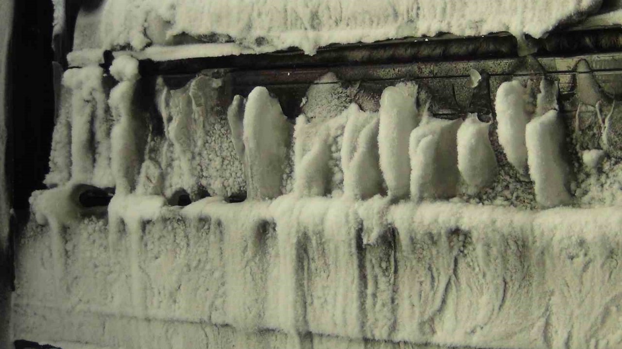 Kars eksi 22’yi gördü, her taraf buz tuttu